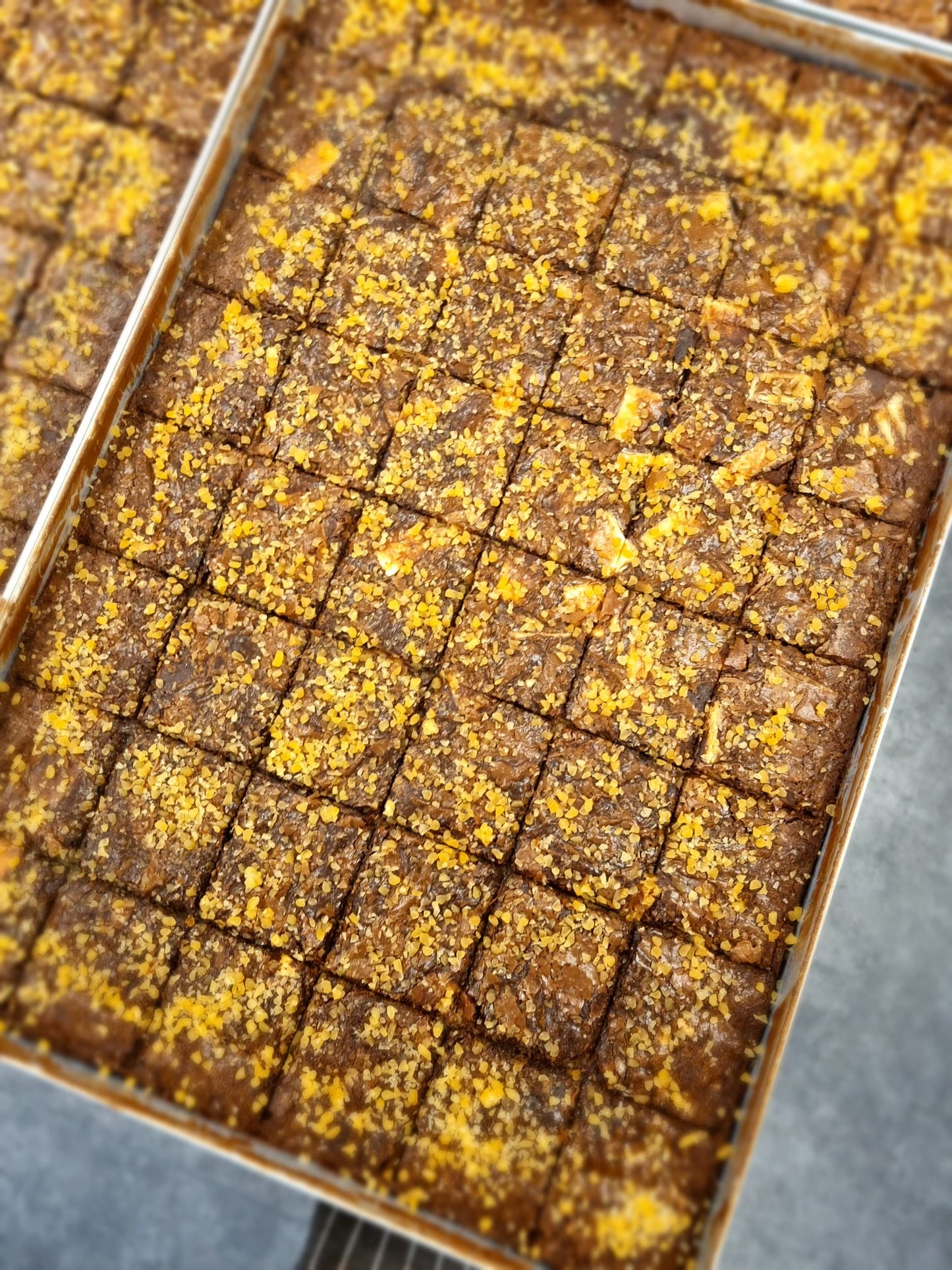 Een grote plaat met 10 tallen hemelse Butterscotch Brownies van De Browniehemel