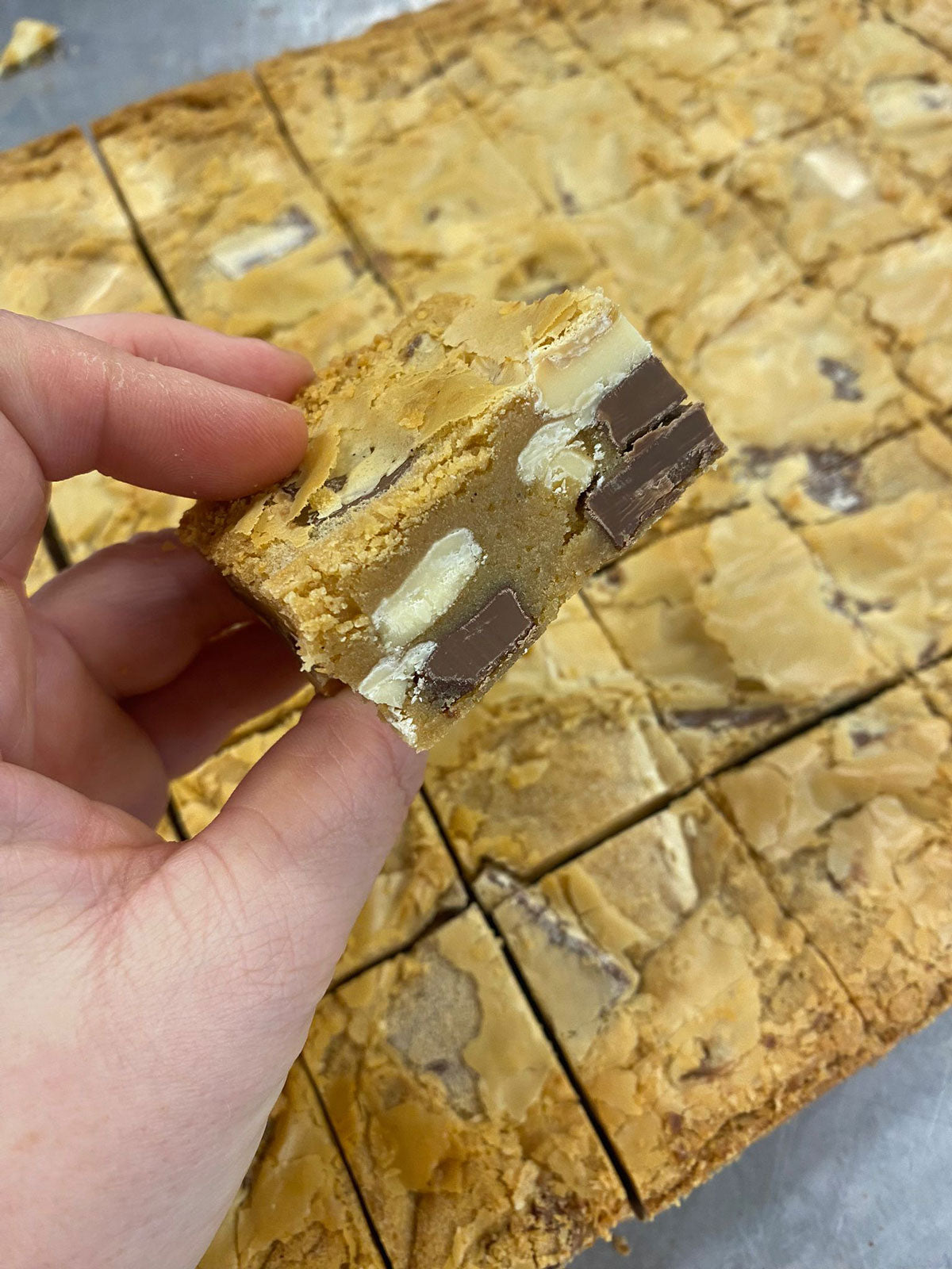 Een heerlijk hemels stuk Blondie Brownie van De Browniehemel