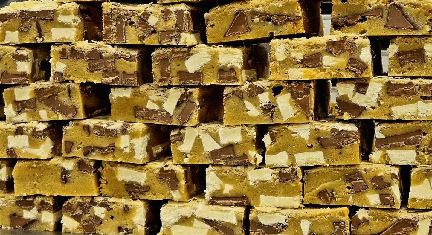 Een grote stapel hemels lekkere Blondie Brownies van De Browniehemel