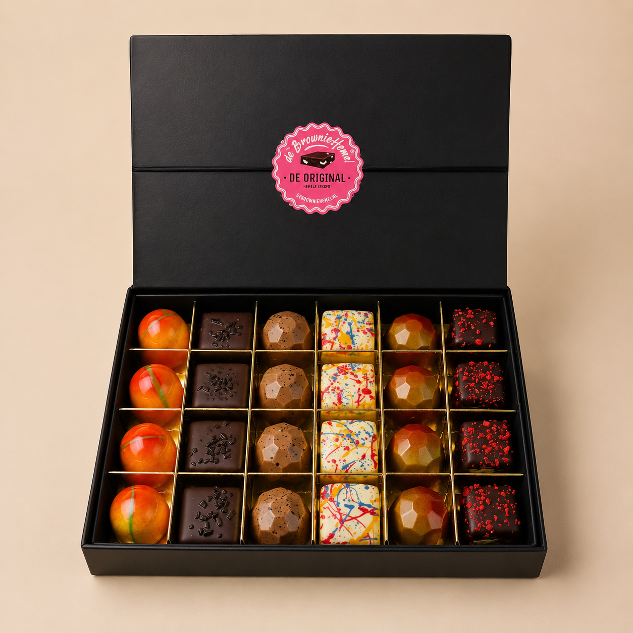 Luxe zwarte doos gevuld met vierentwintig kleurrijke handgemaakte bonbons en chocolade van De Browniehemel.