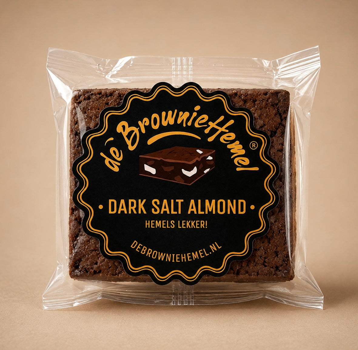 Verpakte Dark Salt Almond brownie van De Browniehemel met pure chocolade en gezouten amandelen.