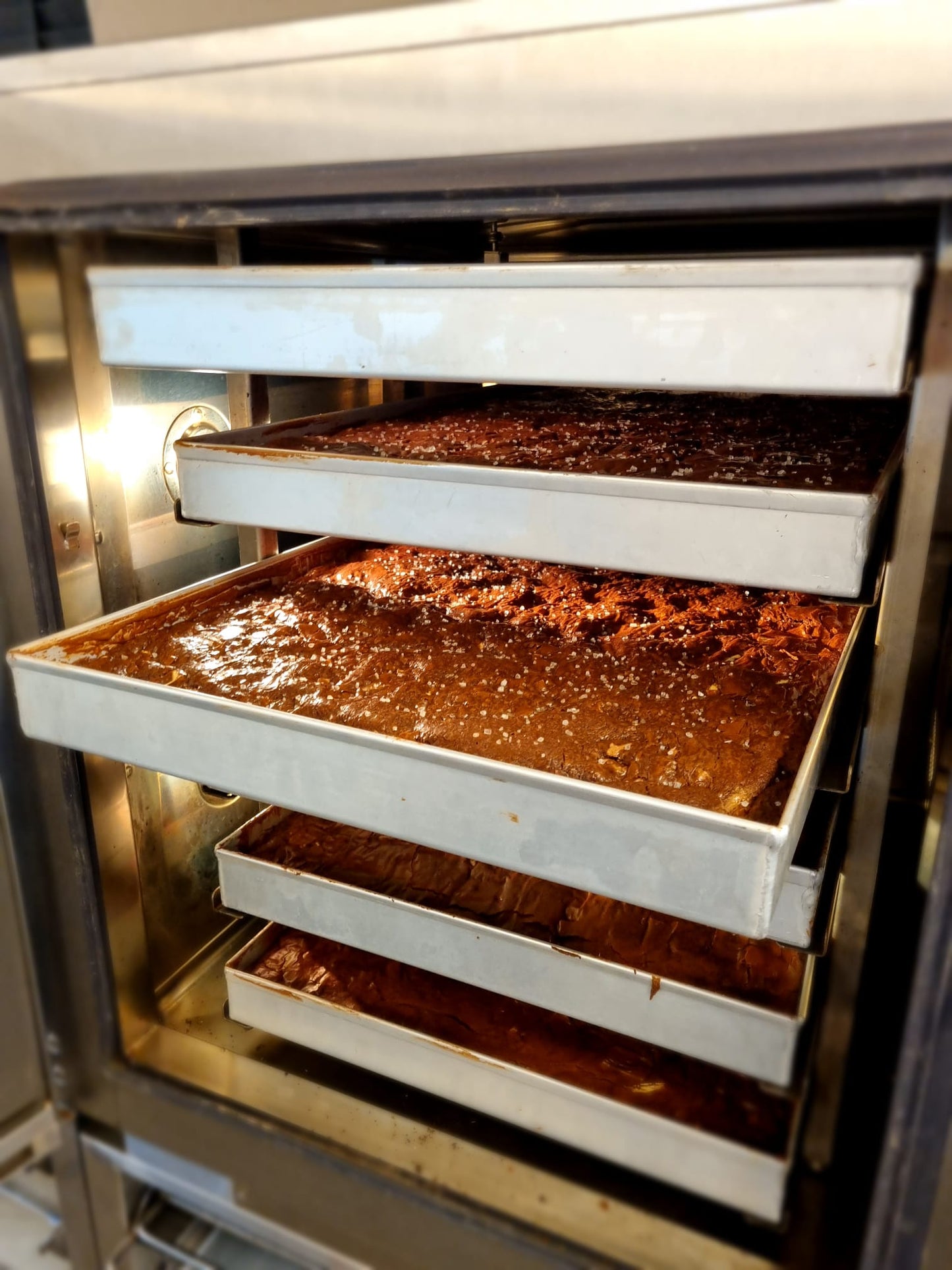 Hemelse Caramel Zeezout Brownies in de maak bij onze bakker