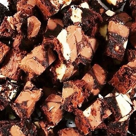 Hemelse Brownies van De Browniehemel met grote stukken chocola