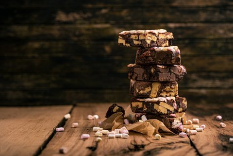 Een stapel heerlijk hemelse Marshmallow Brownies van De Browniehemel