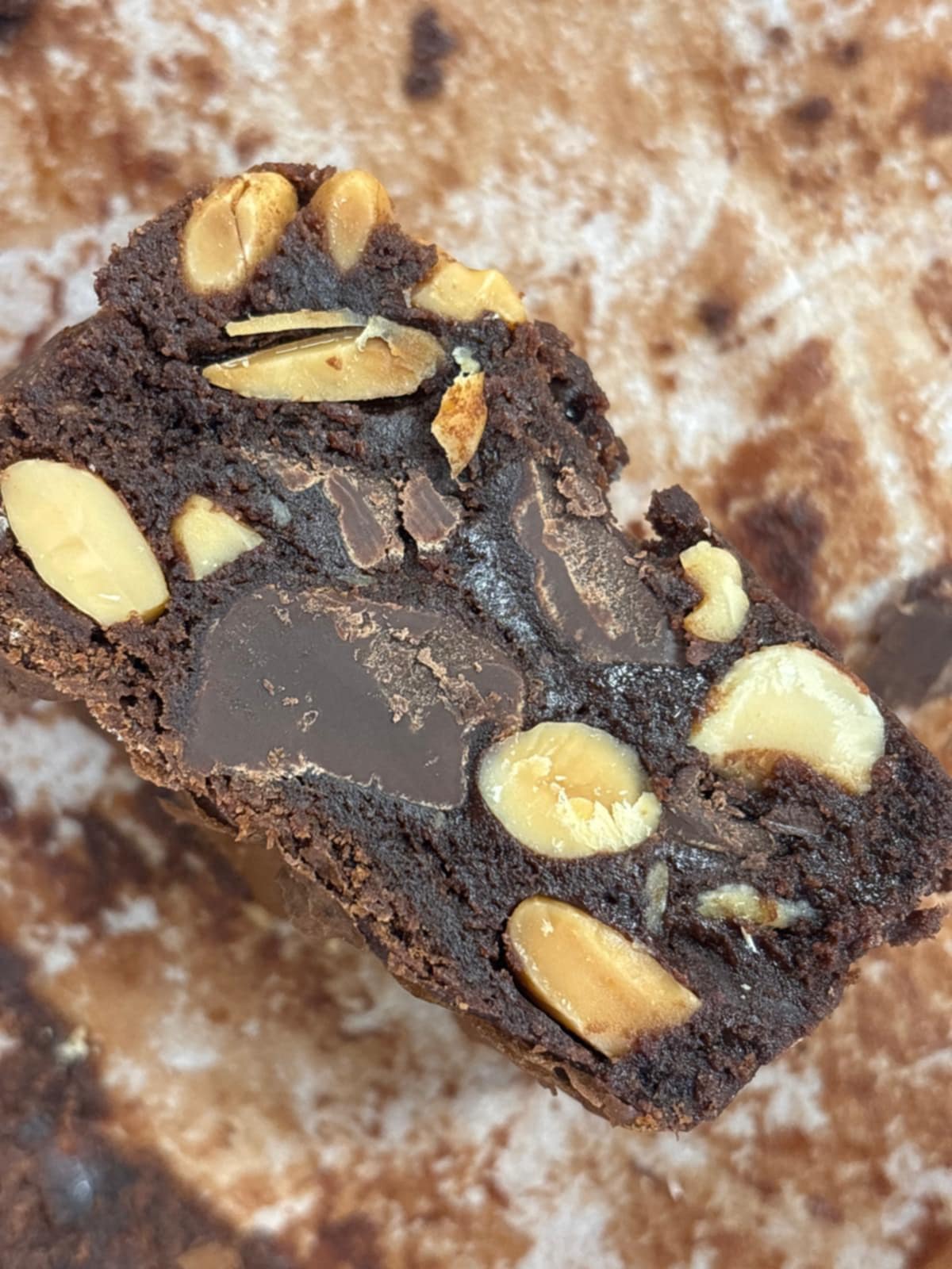 De Dark Salt Almond Brownie